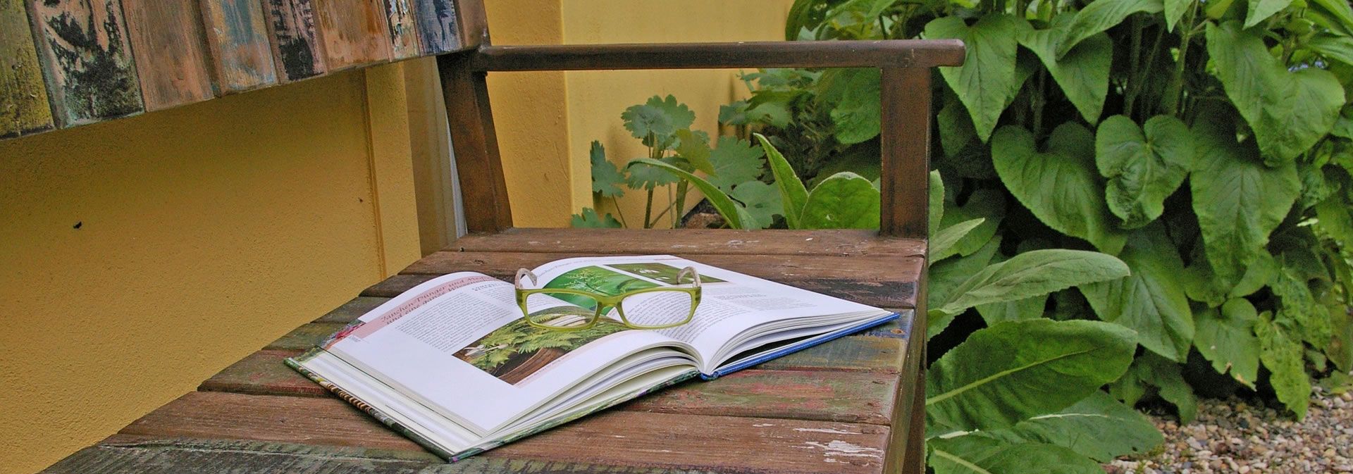 book-on-garden-bench-Kerstin Riemer